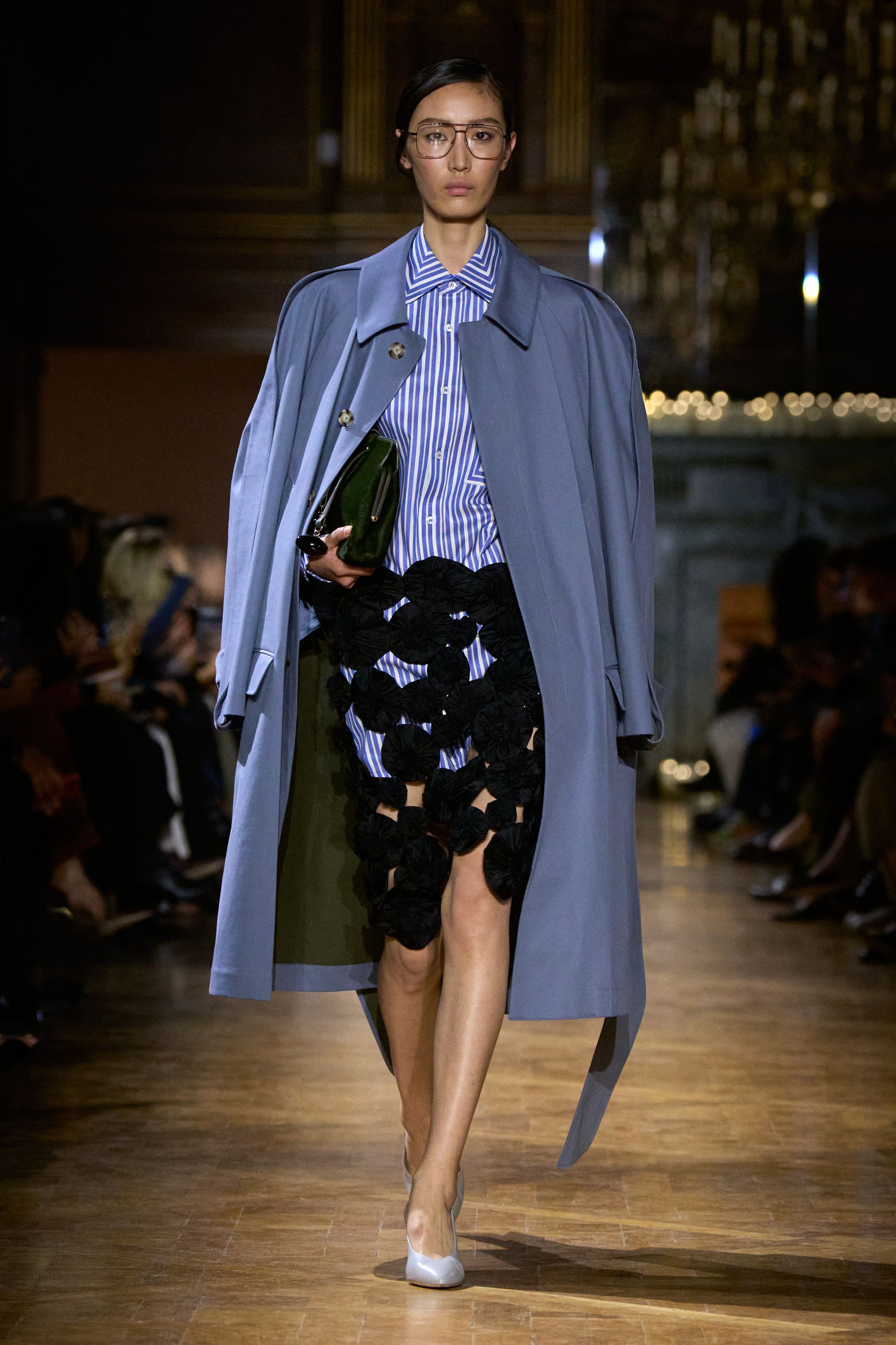 Victoria Beckham 本季继续深化她的极简权力美学：干净利落的西装、精确比例的高腰裤与极具雕塑感的晚装礼服构建出一种冷静而优雅的都市女性形象。墨绿、深蓝与黑色构成成熟色谱，而球形裙摆与不对称剪裁让极简设计中出现微妙戏剧性。整场秀显得克制却高级-顽石频道趋势研究